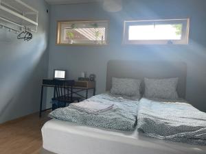 um quarto com uma cama e uma janela em Cozy Blue Apartment em Vantaa