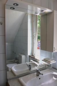 La salle de bains est pourvue de 2 lavabos, de toilettes et d'un miroir. dans l'établissement Farm Stay Herbarium Citra 011026-LT-0076, à Santo Stefano di Magra