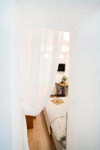 een slaapkamer met een bed met een gordijn erover bij Downhill Apartment on the Groundfloor in Kaunas