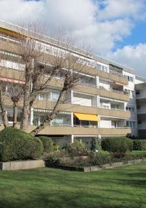 a large apartment building with trees in front of it at Apartment mit Balkon - Netflix - nahe Messe Düsseldorf in Krefeld