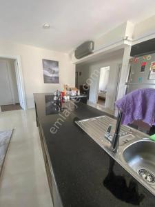 Virtuvė arba virtuvėlė apgyvendinimo įstaigoje Queenada Rezidance A19