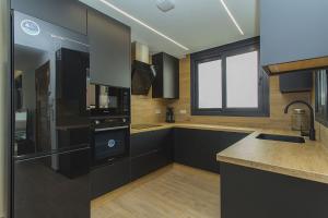Kuchyň nebo kuchyňský kout v ubytování 208 Luxury Villa Pool Sauna Cinema - Alicante Hol