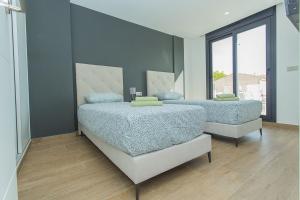 Postel nebo postele na pokoji v ubytování 208 Luxury Villa Pool Sauna Cinema - Alicante Hol