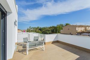 Balkón nebo terasa v ubytování 208 Luxury Villa Pool Sauna Cinema - Alicante Hol