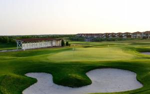 Blick auf den Golfplatz eines Resorts in der Unterkunft Lighthouse Golf Resort & Spa Apartments in Baltschik