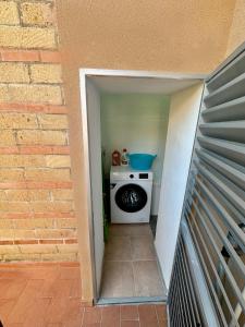 a hallway with a washer and dryer in a building at Appartamento Bell’Umore in Castiglione della Pescaia