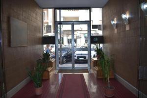 a lobby with a door with a car in a parking lot at Framamired in Palermo