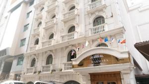 um grande edifício branco com bandeiras à frente em Golden Marmara Hotel em Istambul