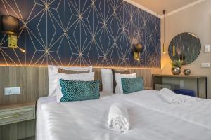 Rúm í herbergi á Vénusz Hotel