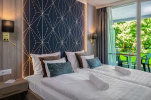 Rúm í herbergi á Vénusz Hotel