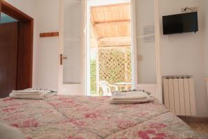 um quarto com uma cama com toalhas em Albergo ristorante Elena em Lido delle Nazioni