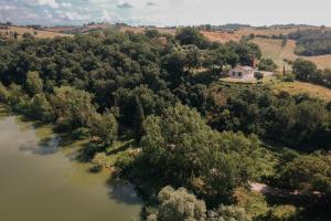 - une vue aérienne sur une rivière avec une maison dans l'établissement Il Gruccione Lago di Montepulciano Private Pool Stunning Views, à Binami