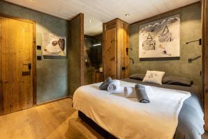 a bedroom with two beds in a room at Ruggine - Forêt, luxe et montagne in Bolquere Pyrenees 2000