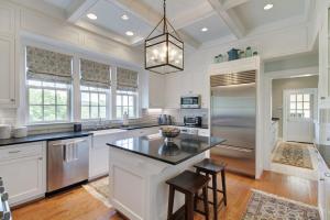 a large kitchen with white cabinets and a large island at Homestead Lookout in Hot Springs