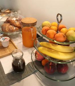 uma mesa com dois pratos de fruta num balcão em Marèe b&b em Agropoli