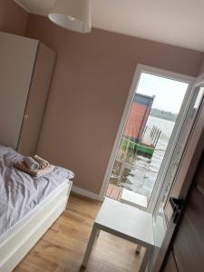 Postel nebo postele na pokoji v ubytování "A" Domki na wodzie Barczewko 1 z 4 domków