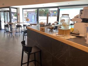 un bar dans un restaurant avec des tables et des chaises dans l'établissement Eurocity Hotel Santander Centro, à Santander