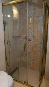 W łazience znajduje się prysznic ze szklanymi drzwiami. w obiekcie Golden Marmara Hotel w Stambule