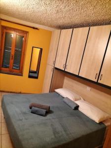 Schlafzimmer mit einem großen Bett und Holzschränken in der Unterkunft Casa Anita in Badalucco