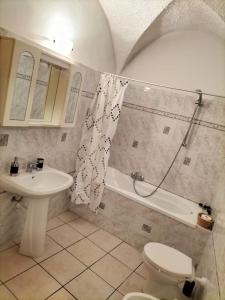uma casa de banho com um lavatório, um WC e um chuveiro em Casa Anita em Badalucco
