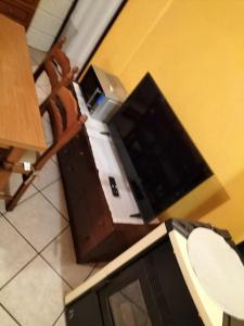 ein Bad mit einem TV und einem WC in einem Zimmer in der Unterkunft Casa Anita in Badalucco