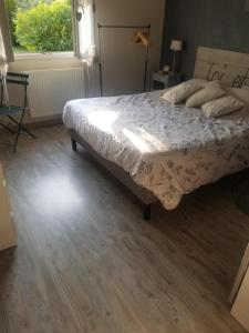 Ένα ή περισσότερα κρεβάτια σε δωμάτιο στο Chambre à 10 minutes du circuit des 24H du MANS et à 5 minutes sortie Autoroute A11