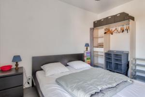 1 dormitorio con 1 cama grande y algunos cajones azules en Sejour apaisant avec vue mer, en Saint Gilles Croix de vie