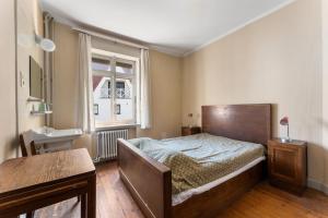 una camera con letto, lavandino e finestra di Les Pinsons - Familievilla met strandzicht én tuin a Knokke-Heist