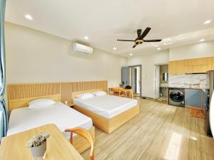 - une chambre avec 2 lits et un ventilateur de plafond dans l'établissement Moc Son Apartment - Attractive price for week and month stay, à Đà Nẵng