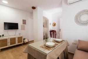TV a/nebo společenská místnost v ubytování APARTAMENTO HOSPEDERÍA FRANCISCANA