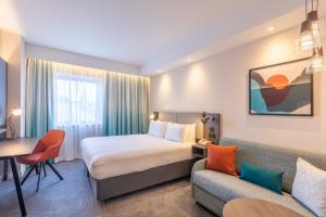 een hotelkamer met een bed en een bank bij Holiday Inn London Sutton by IHG in Sutton