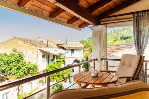 balcón con mesa, sillas y vistas en Ηοrizon View House, en Nótos