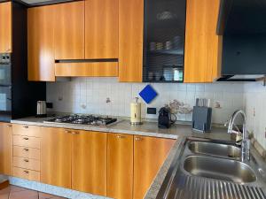 Kuchyň nebo kuchyňský kout v ubytování Ca' Rina apartment FREE PARKING LAKE VIEW + 6 fotografií