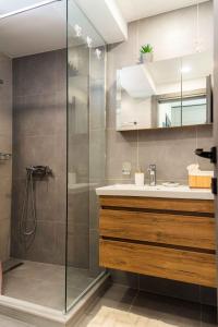 y baño con ducha y lavamanos. en Ηοrizon View House, en Nótos