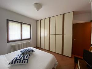 Postel nebo postele na pokoji v ubytování Ca' Rina apartment FREE PARKING LAKE VIEW