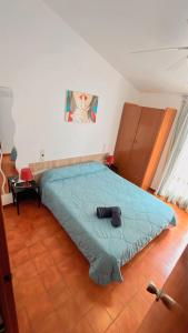 1 dormitorio con 1 cama grande en una habitación en Gregal Vidaber Adosado, en Oropesa del Mar