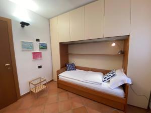 Postel nebo postele na pokoji v ubytování Ca' Rina apartment FREE PARKING LAKE VIEW