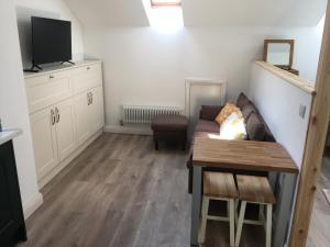 ein Wohnzimmer mit einem Sofa und einem Tisch in der Unterkunft Lythe brow in Lancaster