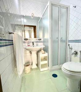 bagno bianco con lavandino e servizi igienici di B&B Vista Mare a Napoli