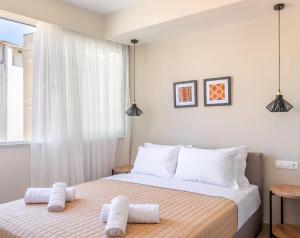 Llit o llits en una habitació de Harmony 2BR Apartment in Athens