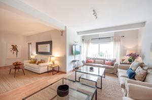 ein Wohnzimmer mit 2 Sofas und einem Tisch in der Unterkunft O&L Aire - Spacious and Bright Apartment in the Heart of Seville in Sevilla