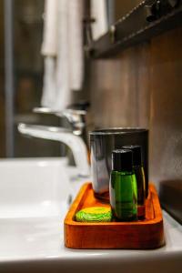 - une bouteille verte sur une planche de coupe sur un comptoir de cuisine dans l'établissement The Urban Escape, à Ioannina