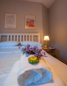Una cama con dos camas con flores. en The Urban Escape en Ioánina