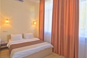 Postel nebo postele na pokoji v ubytování Fire Inn