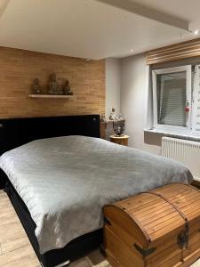 ein Schlafzimmer mit einem großen Bett und einem Fenster in der Unterkunft zen atitude in Sint-Martens-Lennik