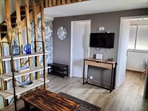 Kuchyňa alebo kuchynka v ubytovaní "Les Bambous" studio cosy climatisé au calme de 37 m2 parking gratuit à Argelès sur mer