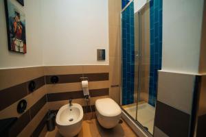ein Badezimmer mit Toilette, Waschbecken und Dusche in der Unterkunft Domus Gisulfo in Salerno + 45 Fotos