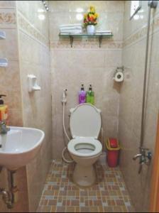 uma casa de banho com um WC e um lavatório em CARRIBEAN1 TRANSIENT HOUSE em Lucap