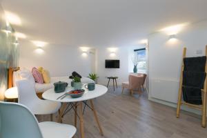 a living room with a white table and chairs at Island Studio with on-site parking in St Ives +7 photos