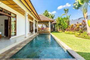 uma piscina no quintal de uma villa em Romantica Villa Ubud em Ubud